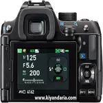 بدنه دوربین دیجیتال SLR PENTAX KF از نوع APS-C به رنگ مشکی دوربین از نمای صفحه نمایش 