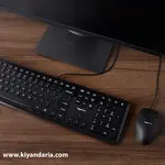 ماوس و کیبورد روی میز 
