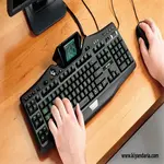 کیبورد روی میز 